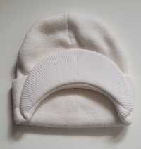 Biała zimowa czapka z daszkiem