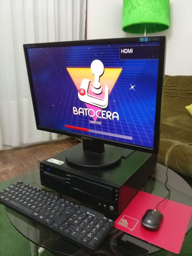 Computador para jogos e trabalho com disco amovivel