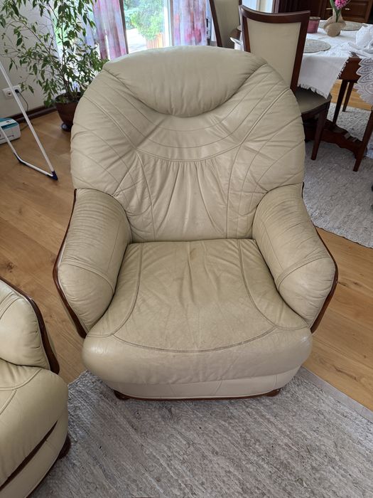 Skorzane meble wypoczynkowe z drewnianym obiciem