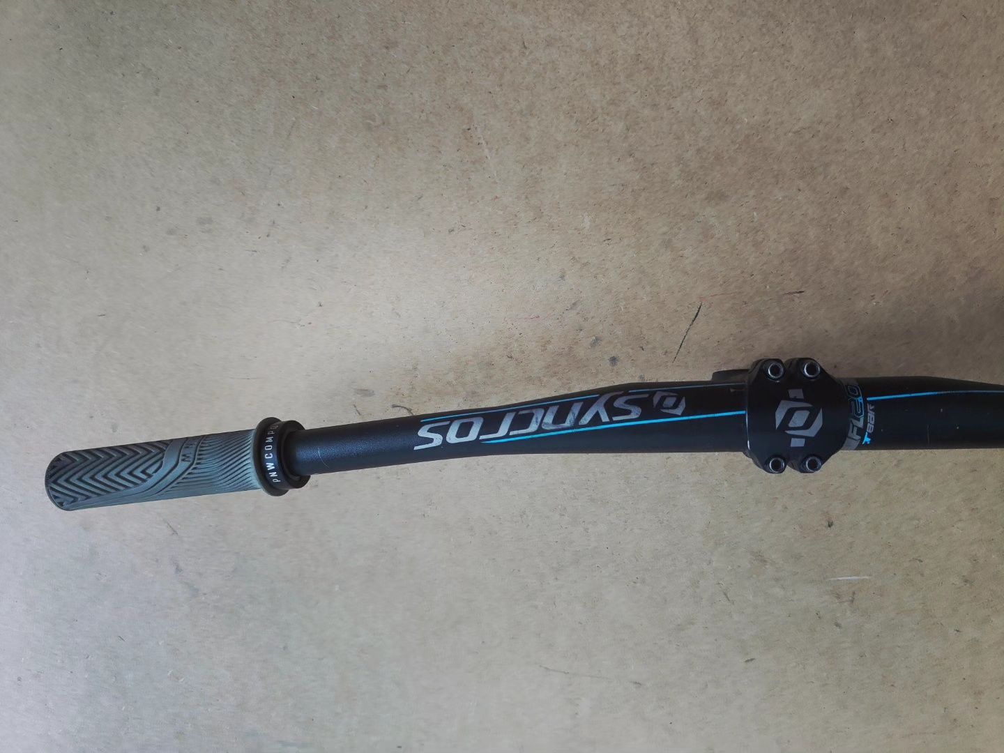 Syncros FL20 T-bar/FL 15 stem + гріпси PNW Components.