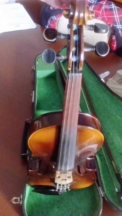 Violino antigo com caixa