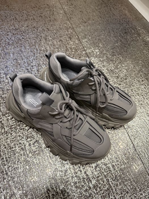 Сірі шкіряні кросівки, 37 розмір.