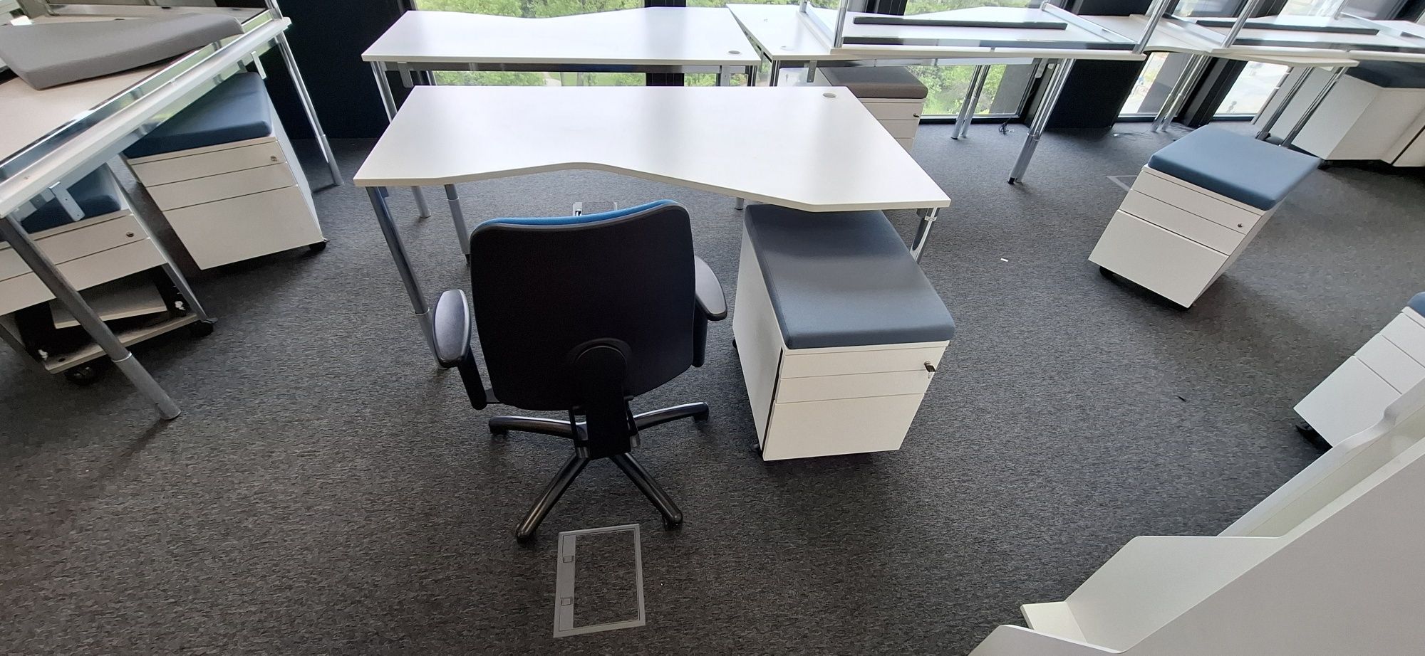 Zestaw fotel obrotowy, biurko ergonomiczne i kontenerek
