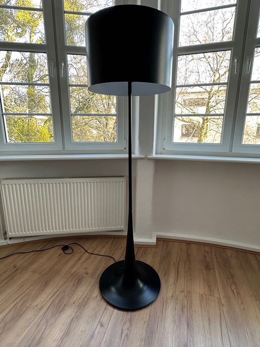 Lampa stojąca czarna