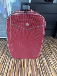 Bardzo duża czerwona walizka