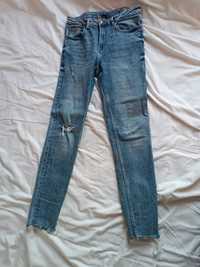 jeansy z rozdarciem na kolanie