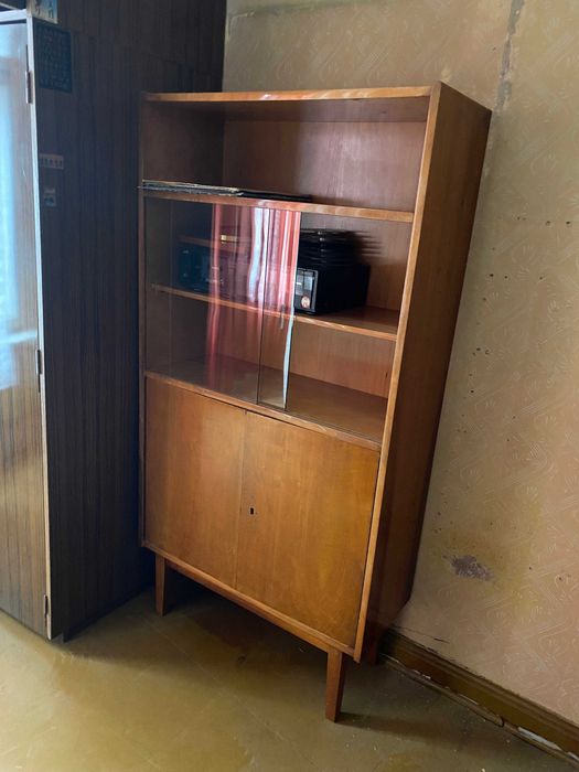 kredens biblioteczka wąska PRL na kwadratowych nóżkach.