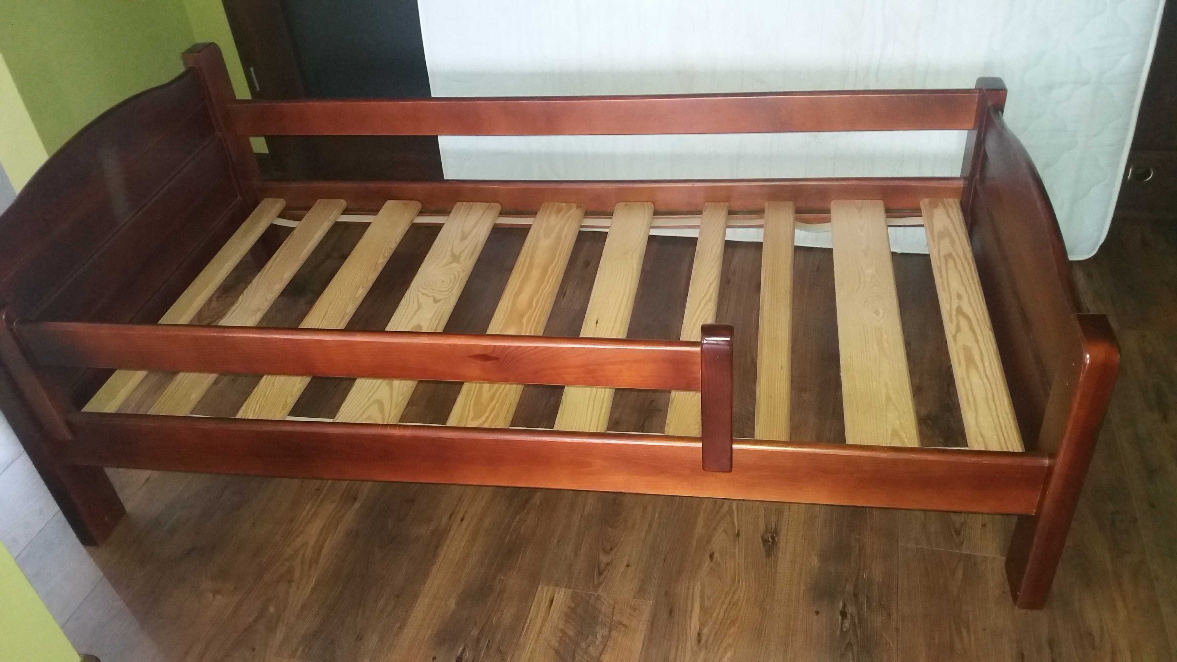 Łóżko drewniane z szufladą oraz barierką + materac i 2 prześcieradła!