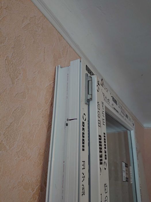 Продаю балконні двері (ліві) із ПВХ-профілю РЕХАУ "GENEO 86"