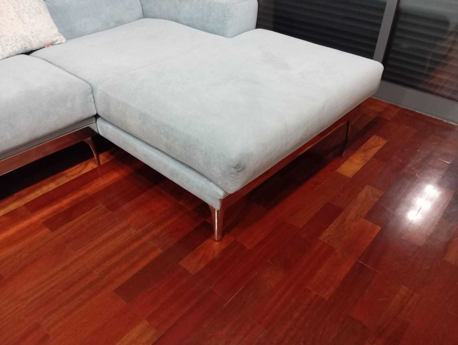 sofa em tecido e pes em inox