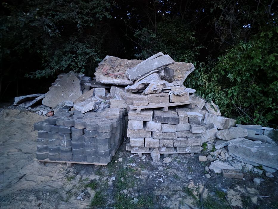 Gruz beton bloczki fundamentowe po rozbiórce Oddam.