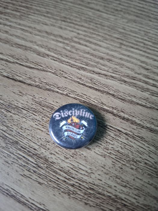 Okrągła przypinka Discipline