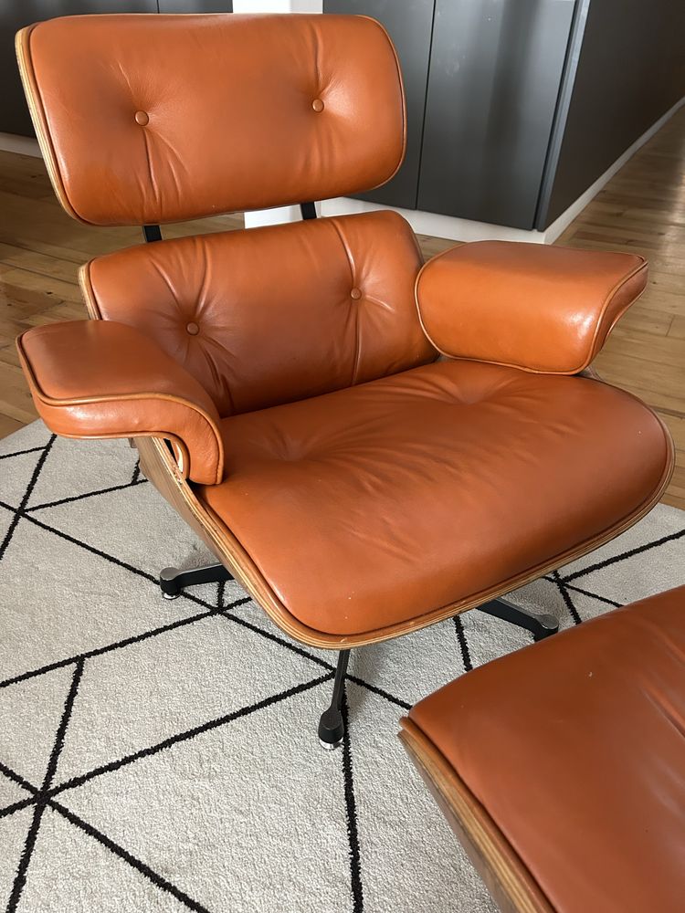 Cadeirão com repousa pés estilo “Eames Lounge chair”