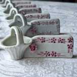 Zestaw porcelanowych podstawek pod sztućce 12szt +koszyczek na prezent