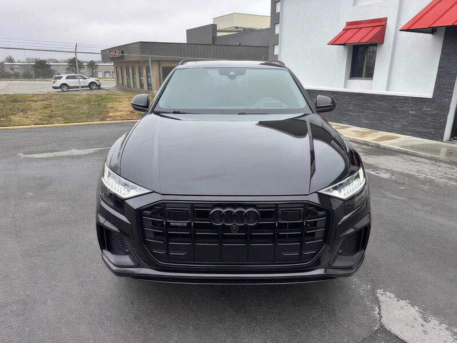 AUDI    Q8    2020