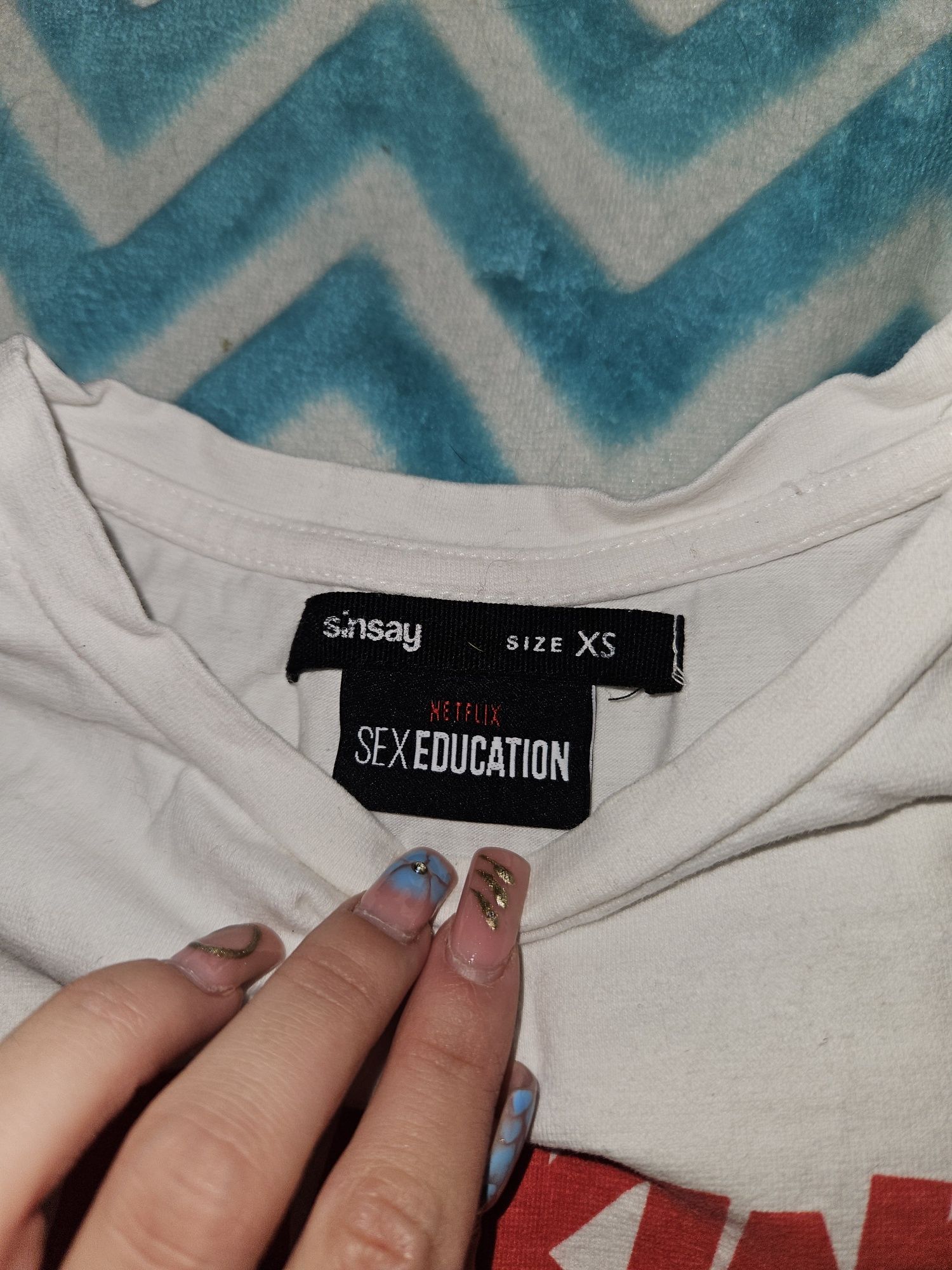 bialy top na krotki rekaw koszulka sex education sinsay xs