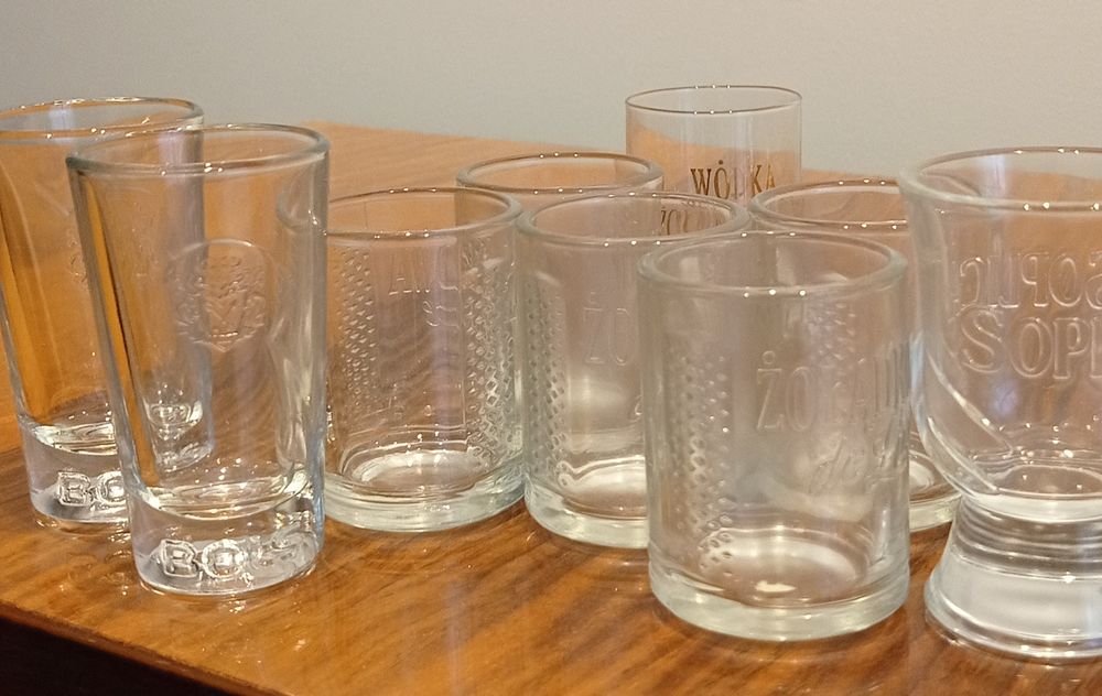 Kolekcja szklanek do piwa i alkoholi