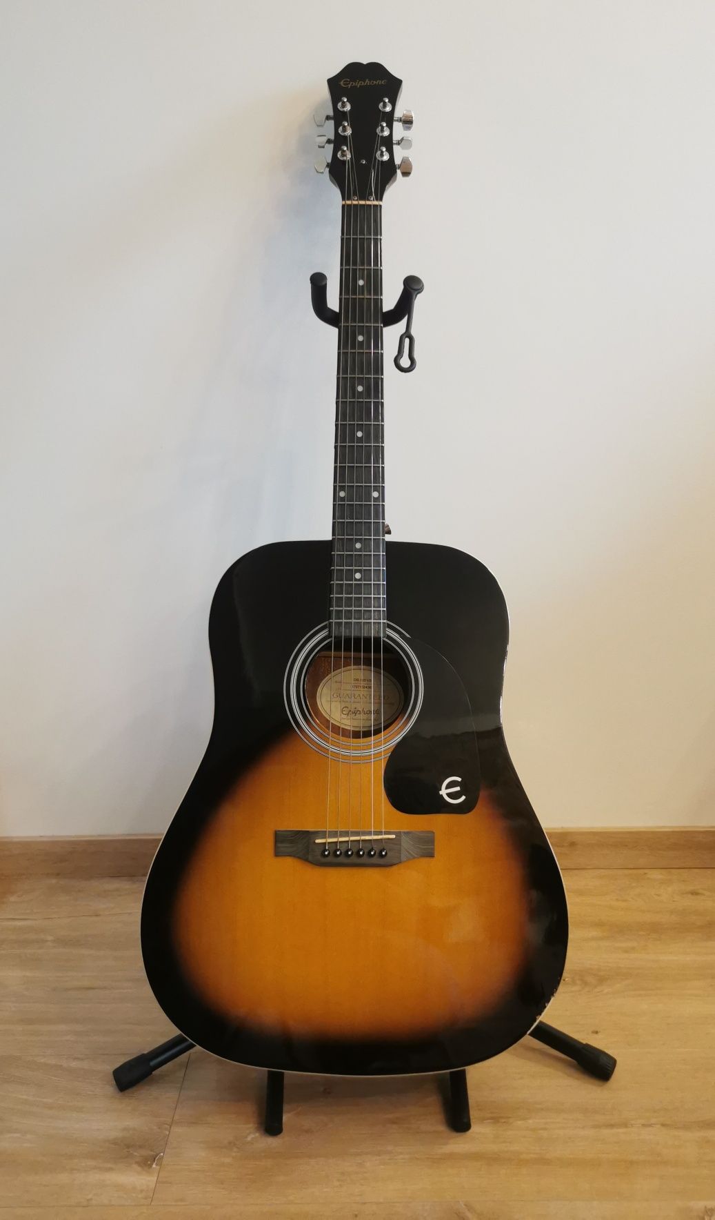 Sprzedam gitarę akustyczną Epiphone DR- 100 VS z futerałem i stojakiem