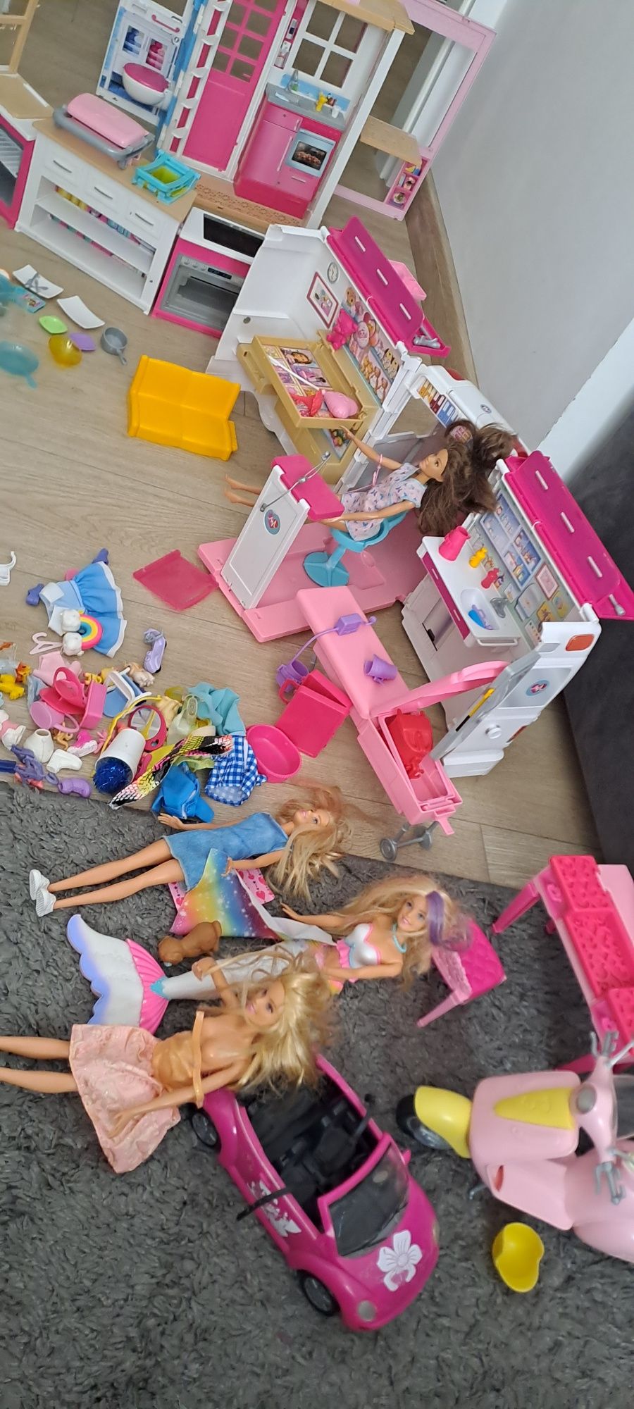 Karetka Barbie domek kuchnia skuter