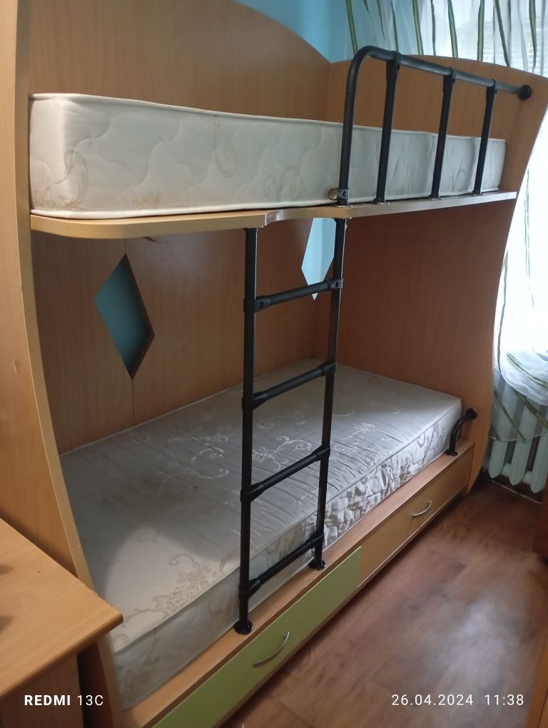 Продам двухъярусную кровать с 2 матрасами, цена 15000
