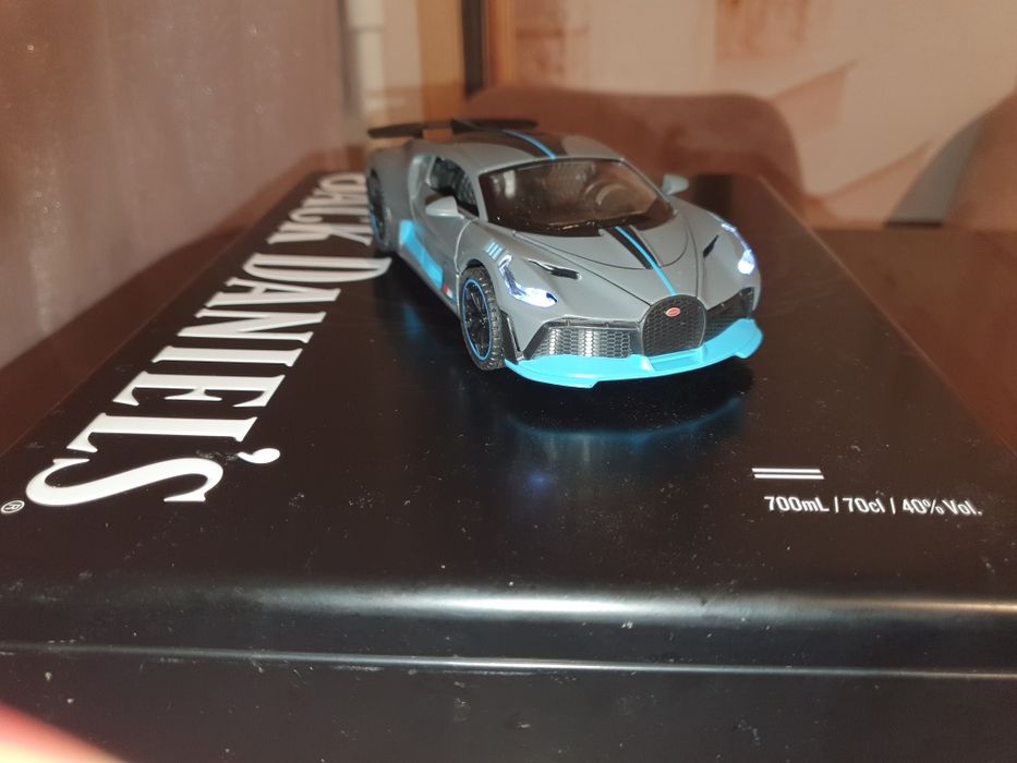 Модель авто Bugatti Divo маштаб 1:32