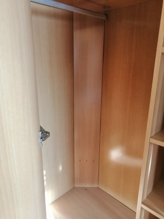 Roupeiro de canto para quarto de criança em madeira de pinho