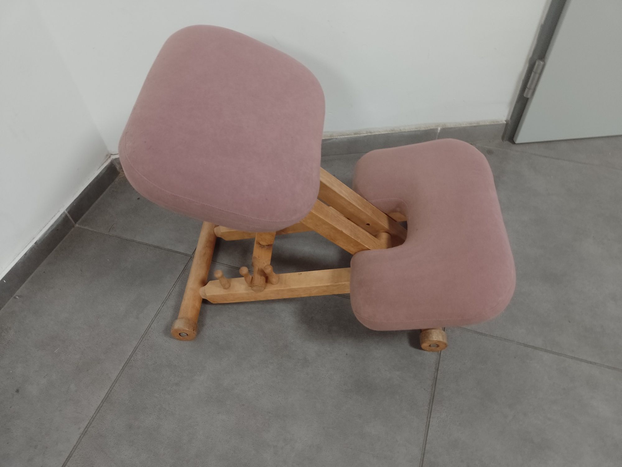 Sprzedam drewniany taboret.