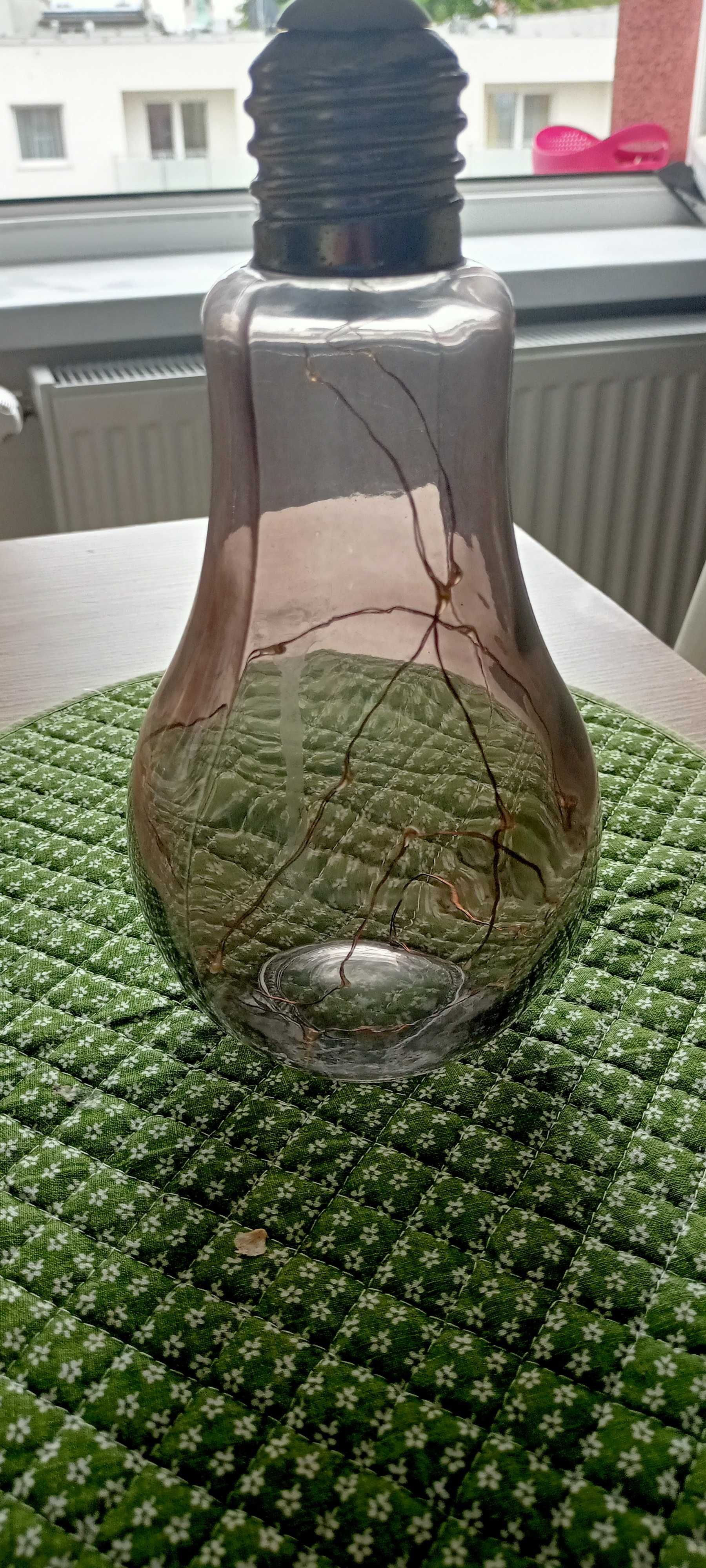Lampka w kształcie żarówki.