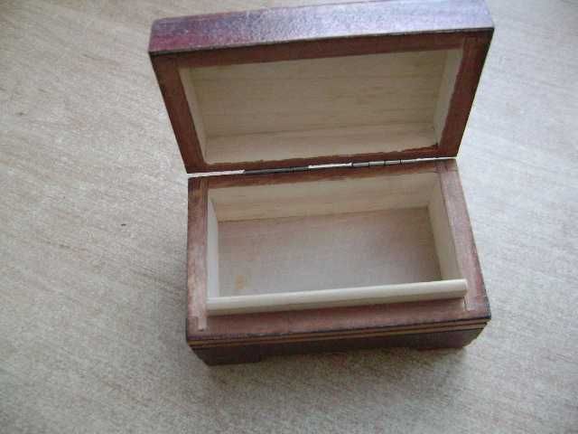 Starocie z PRL - Biskupin = Szkatułka drewniana miniaturowa