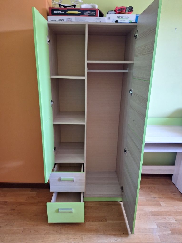 Zestaw mebli - biurko, szafa, komoda i regały