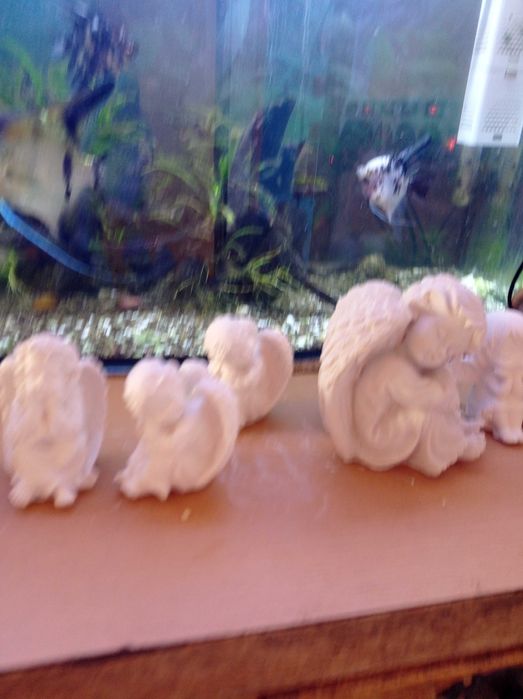 Figurki aniołki gipsowe na cmentarz