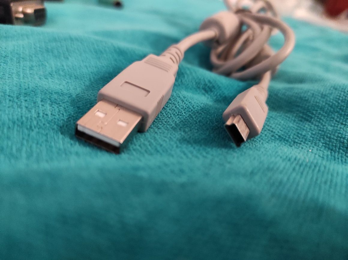 Conjunto de cabos USB, outros e adaptador