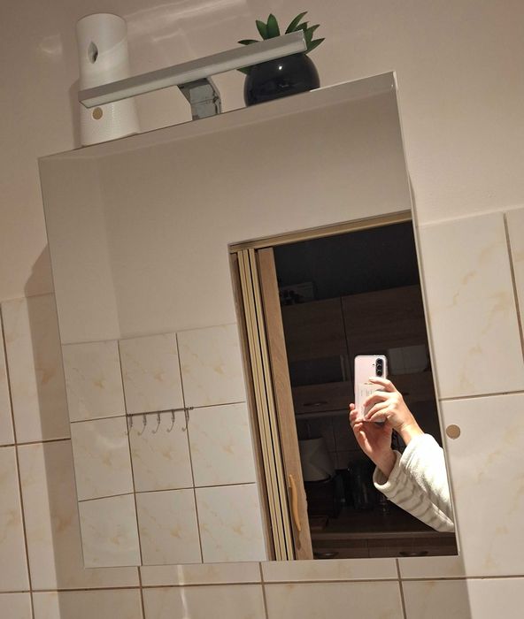 Szafka łazienkowa z lustrem i oświetleniem
