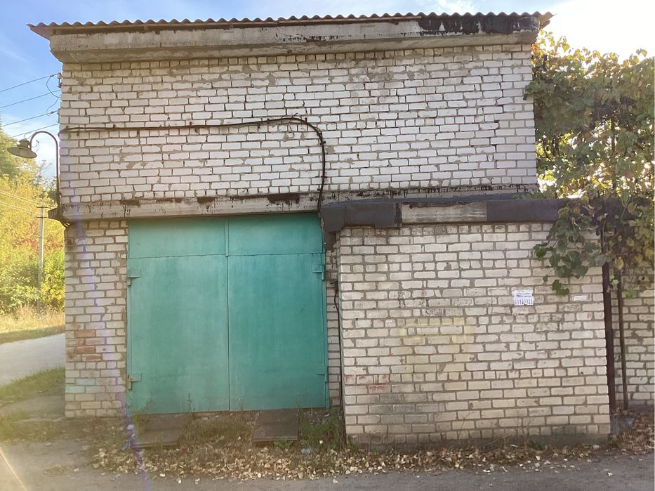 Продам гараж біля озера . Цегляний , високий .