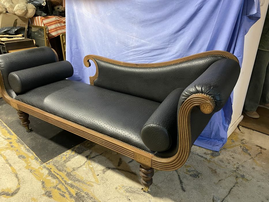 Sofá chaiselongue, com maqueteria em (imitação) pele de avestruz