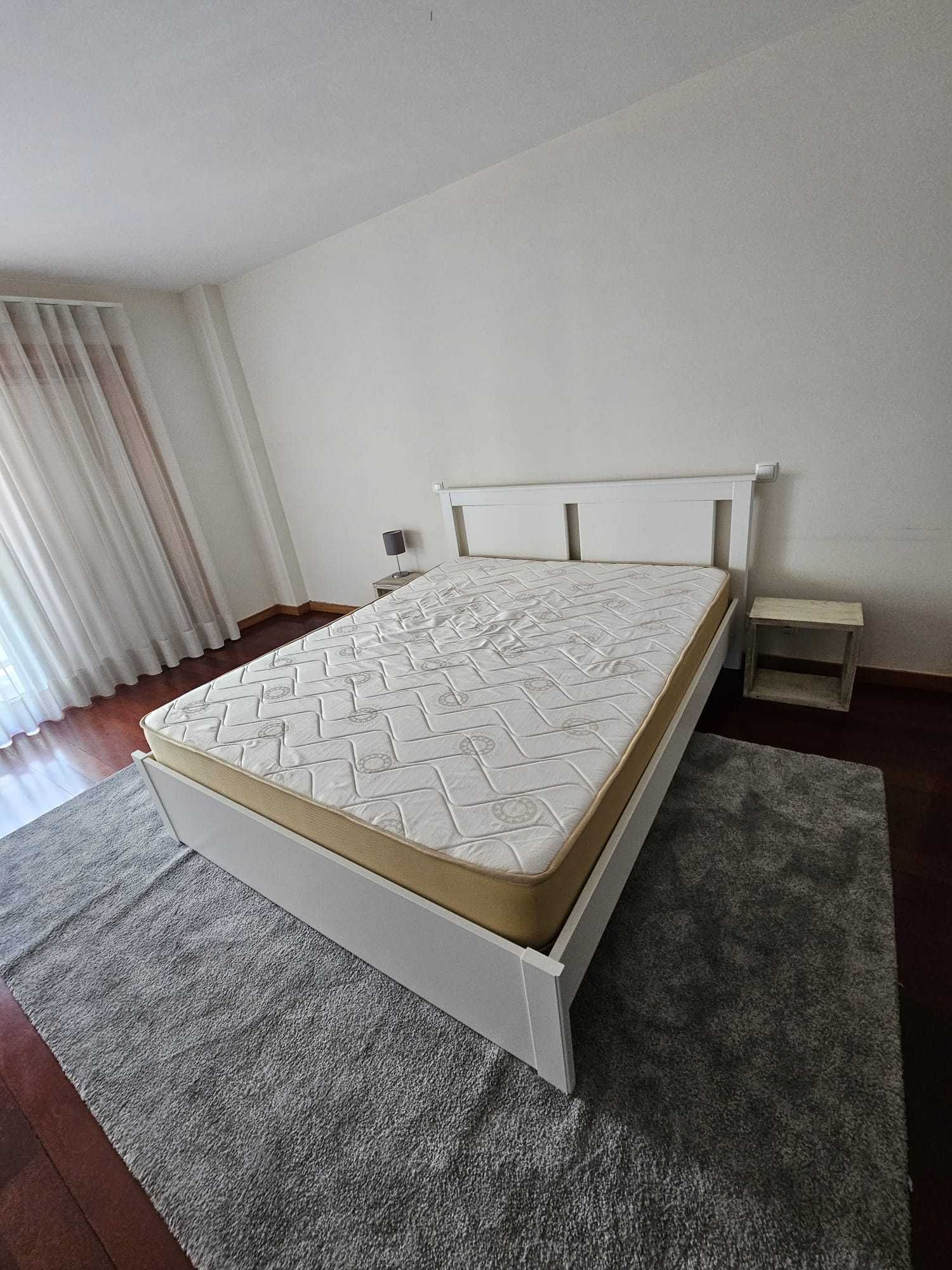 Cama de casal 160cm e estrados