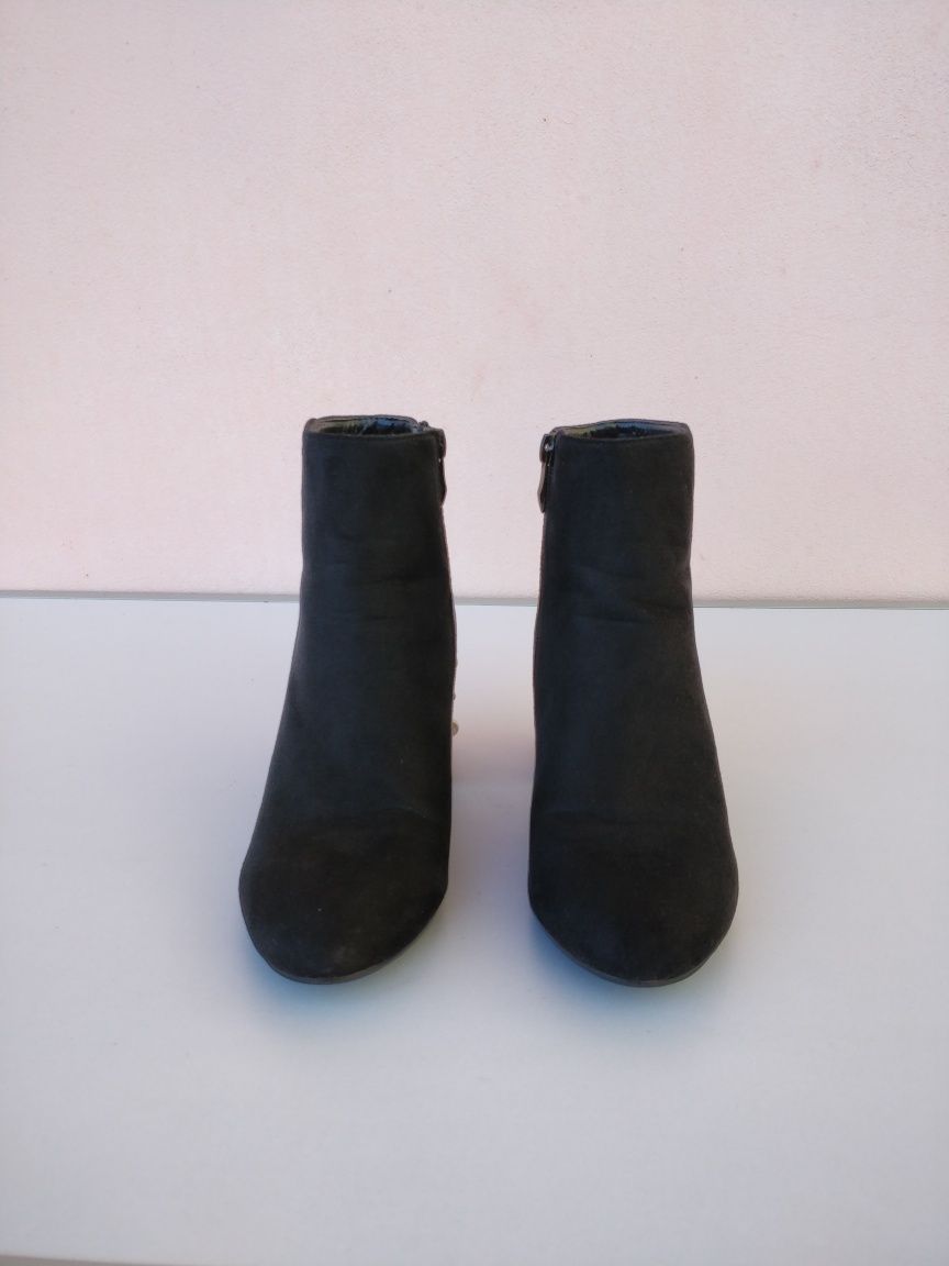 Botins pretos com aplicação de pérolas