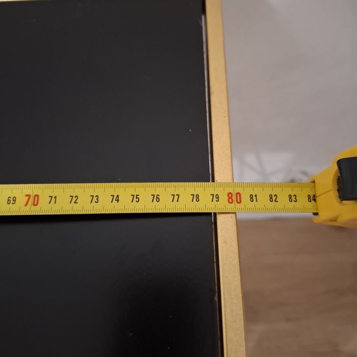 Złota konsola metalowa