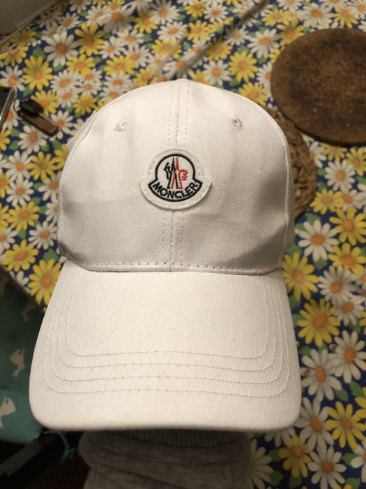 chapeu branco moncler