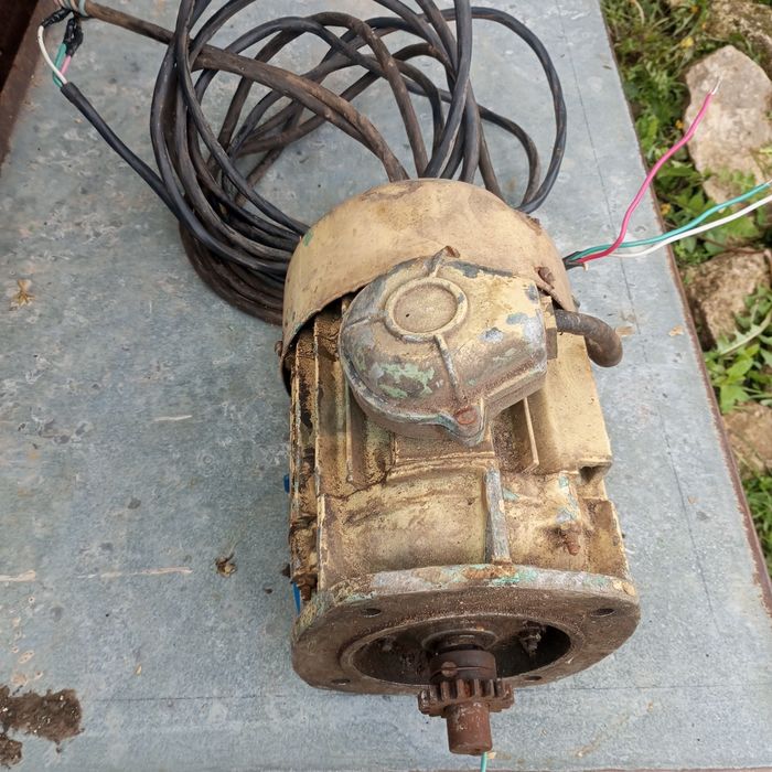 Мотор трохфазний