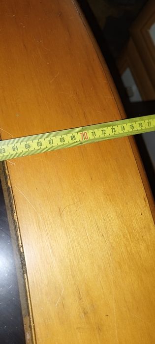Owalna ława do salonu z szybą