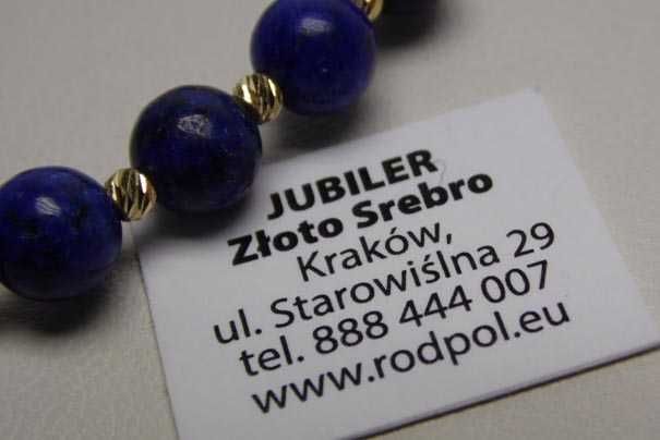 Bransoletka lapis lazuli i złote kulki zaciągane sznurki.