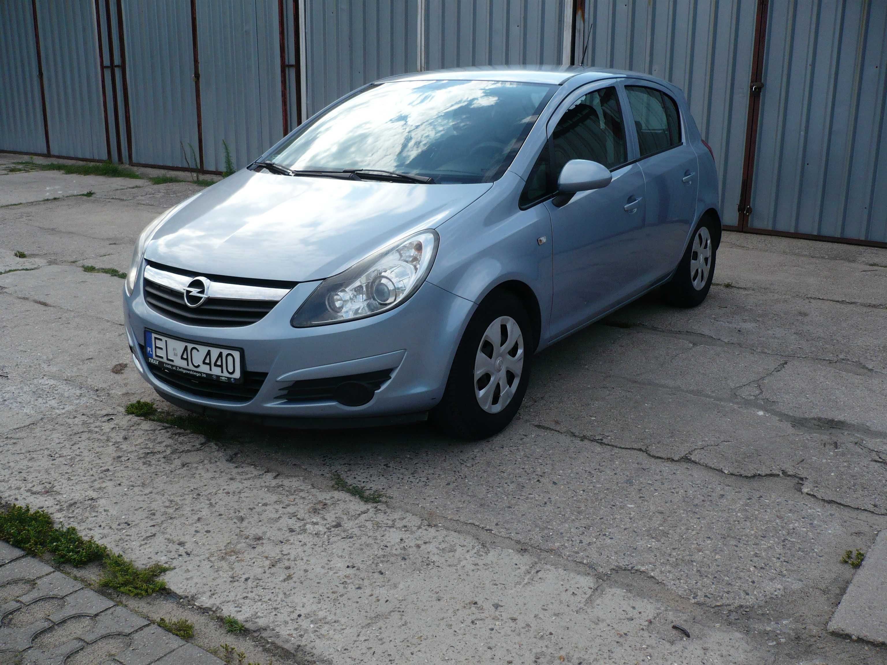 Opel Corsa D 1,4 z fabrycznym bagażnikiem na 2 rowery