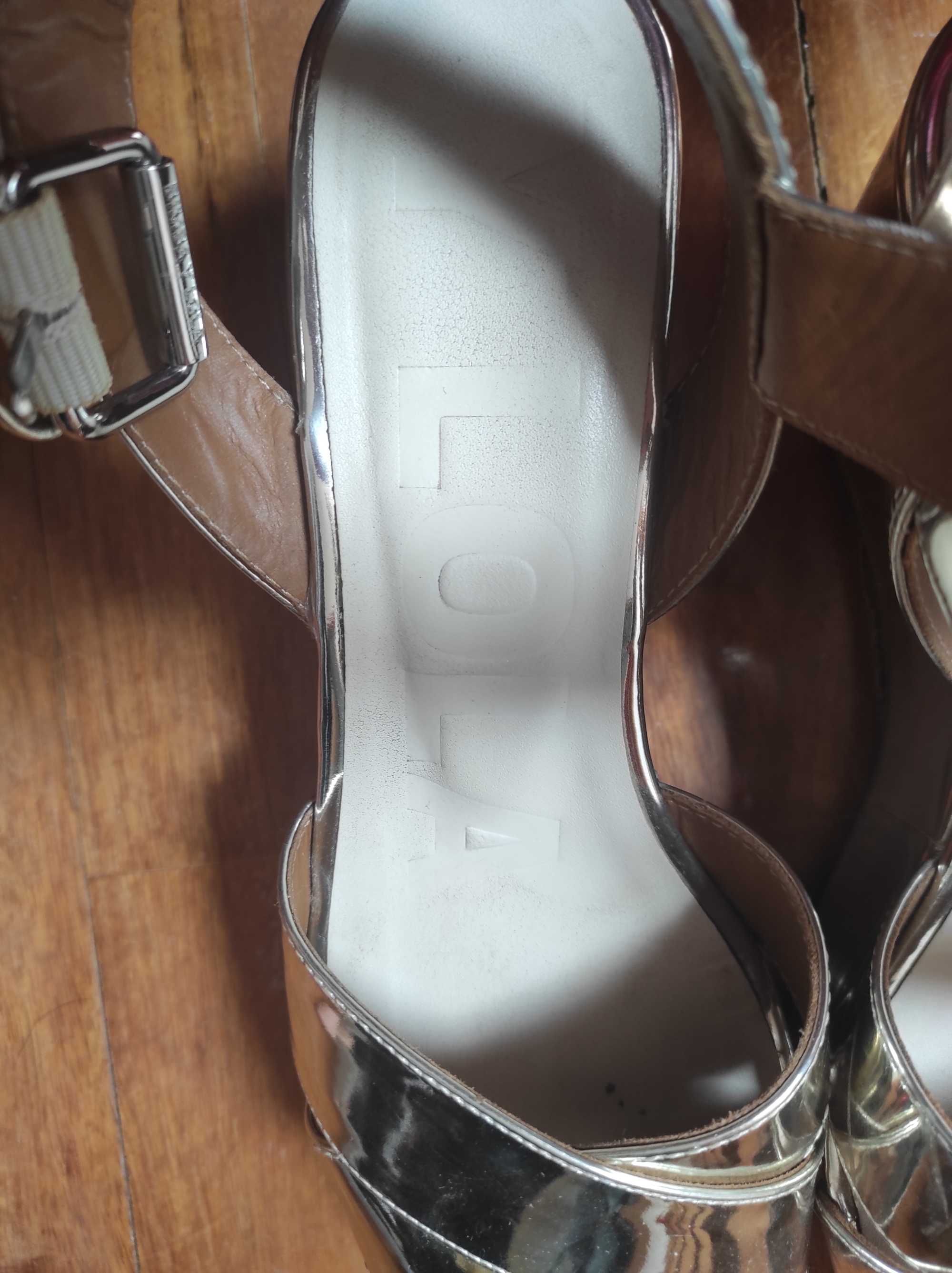 Sandálias de pele prateada, marca Bimba y Lola, n. 38
