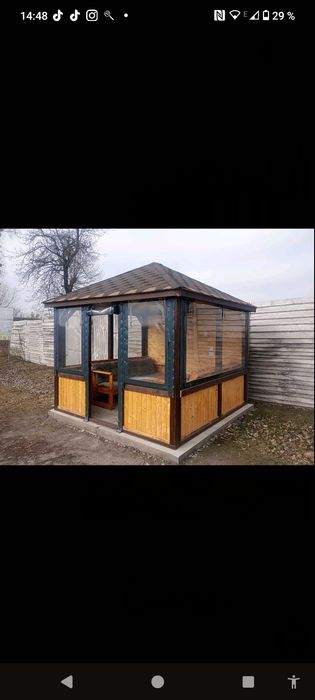 Бесідка 2,8×2,8 м з м’якими вікнами – комфорт у будь-яку погоду.