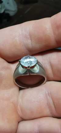 Серебрянное кольцо с камнем