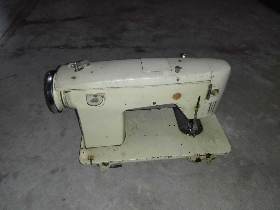 Vendo uma maquina de costura
