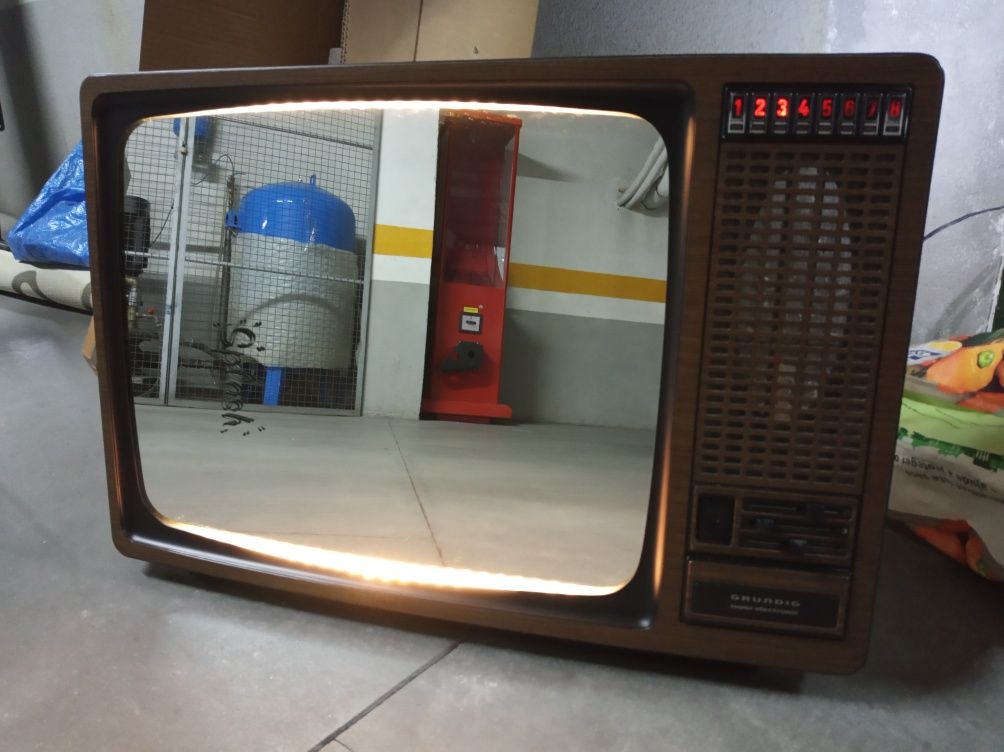 Espelho com moldura TV antiga e luz led