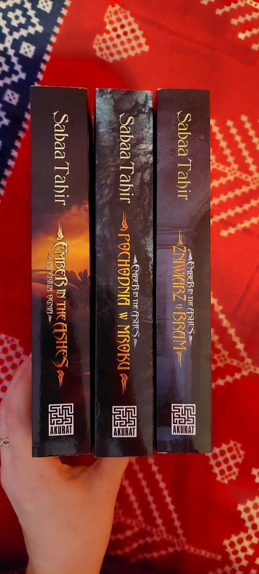 Trzy tomy Ember in the ashes Sabaa Tahir seria książek