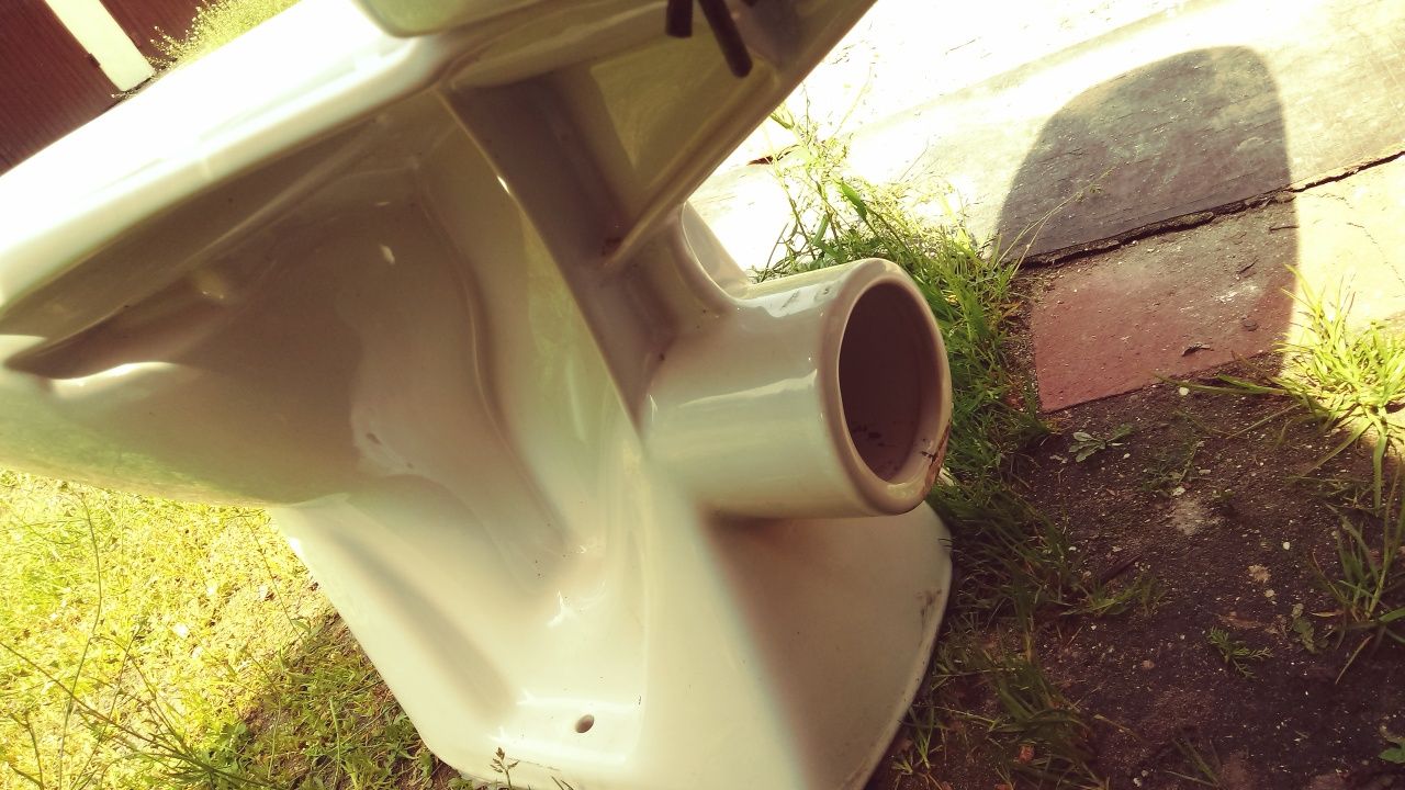 Kibelek WC  kompakt ze spłuczką , odpływ  uniwersalny lub stropowy .